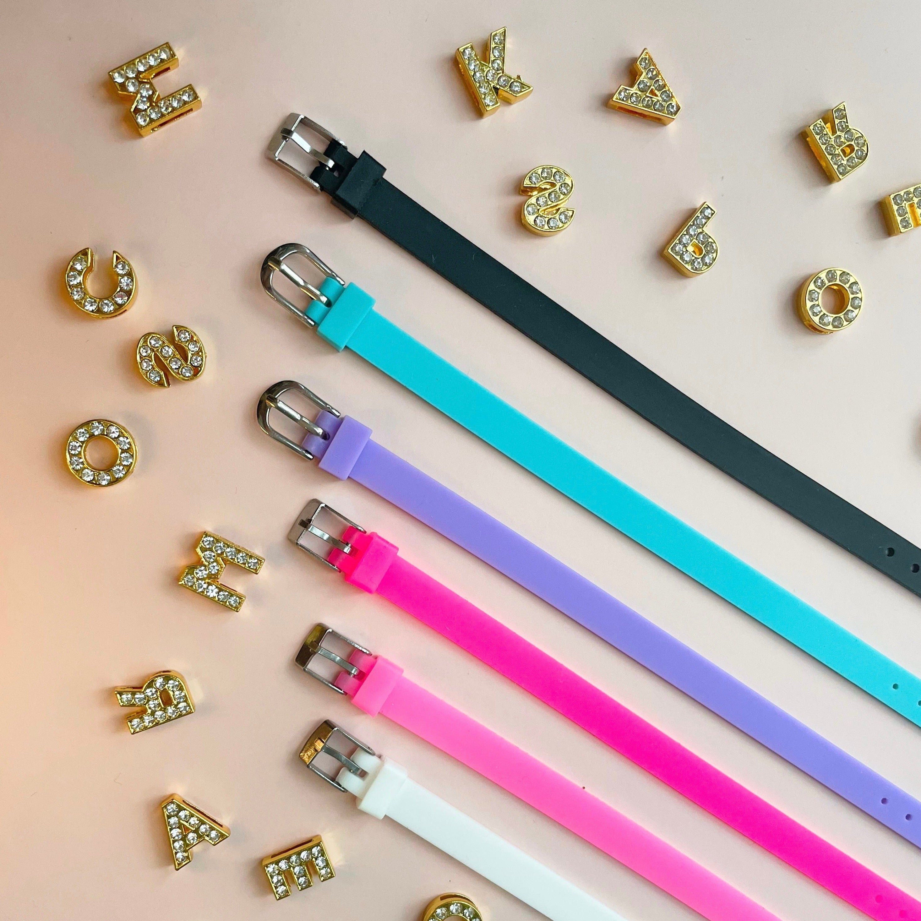 Personalizēta rokassprādze ar Jūsu izvēlētu vārdiņu Personalizēta rokassprādze ar Jūsu izvēlētu vārdiņu