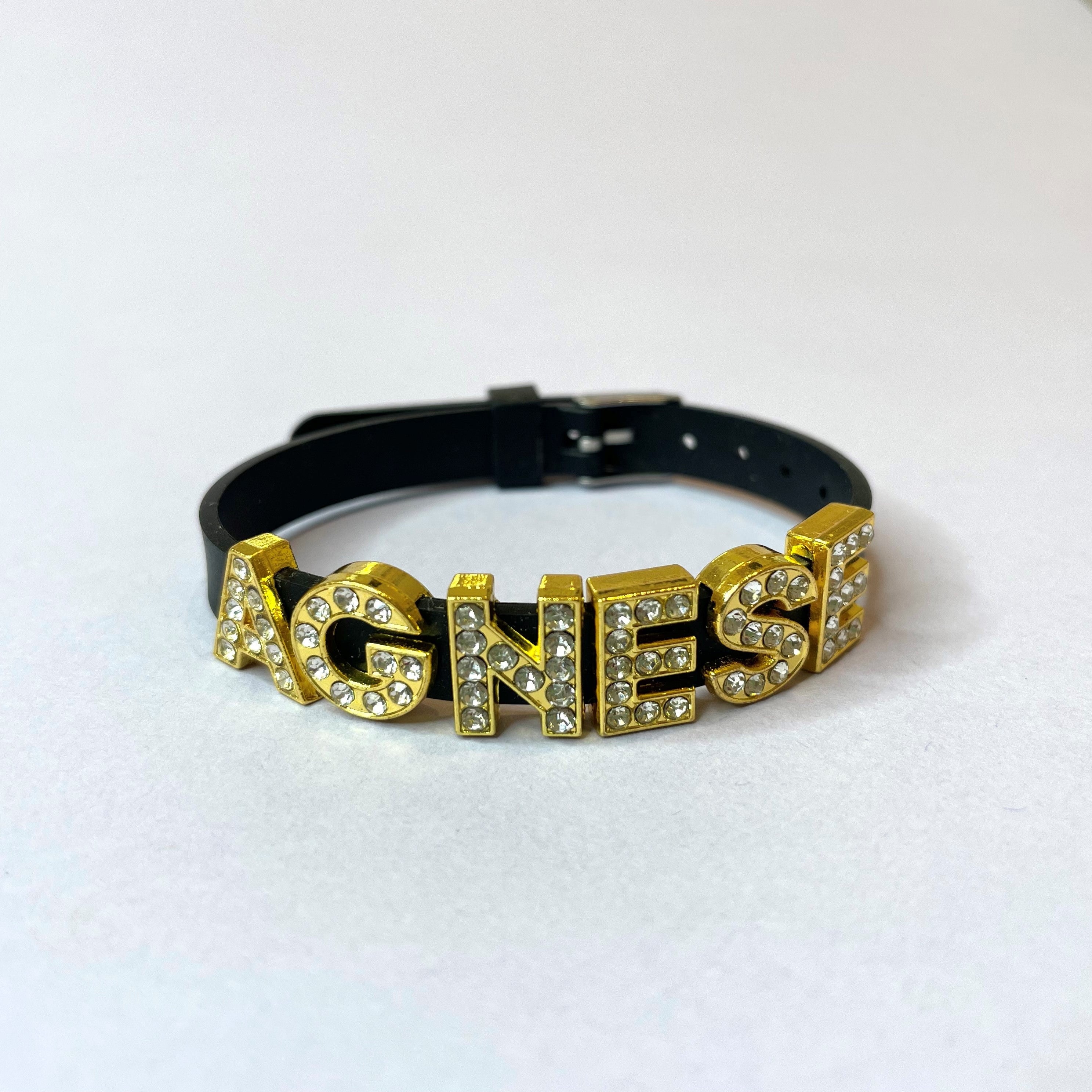 Personalizēta rokassprādze ar Jūsu izvēlētu vārdiņu Personalizēta rokassprādze ar Jūsu izvēlētu vārdiņu