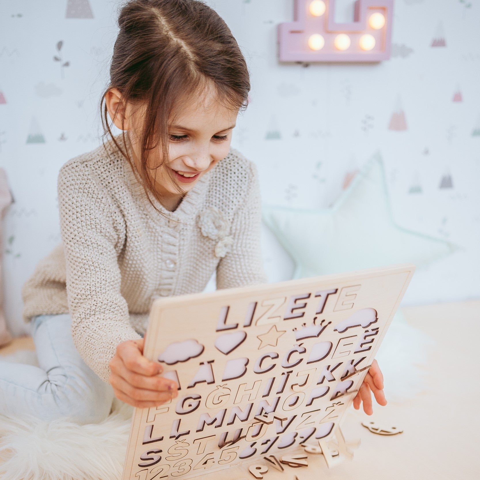 Personalizēta alfabēta, ciparu un zīmju puzle